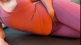 chica rellenita jugosa practica pilates y se da placer