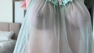 透明なナイトガウンで点滅し、🤤💦運搬してみてください!!