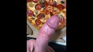 Kijk hoe ik klaarkom op mijn pizza! Ik werd zo opgewonden!