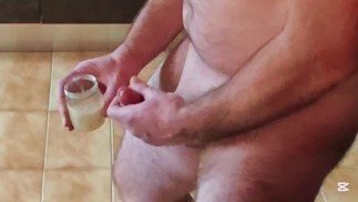 Cicci77 masturba Pedro per produrre l'ultimo carico di sperma e prepara il lotto 01/25 di meringhe