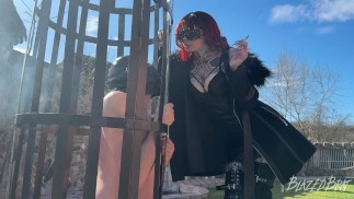 Posacenere umano a doppia sigaretta al castello di Dracula Femdom