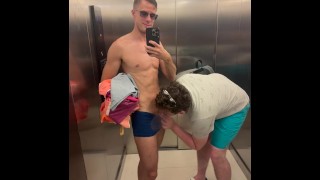 Summer vacances, descendre dans l’ascenseur pour notre chambre. Et l’ascenseur n’est pas la seule chose qui tombe