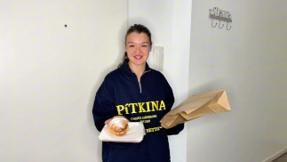 Stepsister Treated Not Only Hot Baked Goods, But Also Gave To Lick Her Pussy. POV