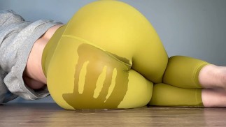 Garota sexy deitada fazendo xixi em leggings de ginástica