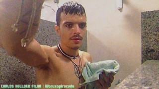 Tomando banho no vestiário da academia 4
