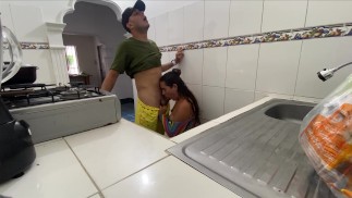 JE PROFITE DU FAIT QUE LE VOISIN POLICIER SE REPOSE POUR BAISER SA FEMME