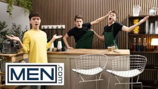 MEN - Sam grand livre veut un café mais finit par prendre la bite de Joey Mills dans sa bouche