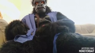 Kanalwechsel Film Man verwandelt sich in einen Gorilla und wichst plus Monster-Porno-Trailer