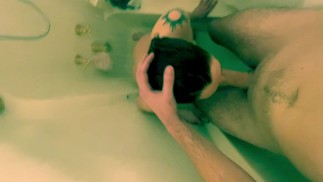 Roxan Reeves wilde dat ik haar gezicht neukte en in haar keel klaarkom terwijl ik een douche nam hete stiefzus