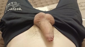 Je suis assis et masturbant ma bite, gémissant et ne peux pas jouir