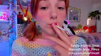 Cute, fille douce fumant