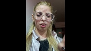 Humillando a mi cliente por su cola abierta