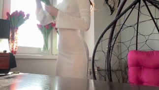 Schoonmaakster in perfecte jurk zonder lingerie