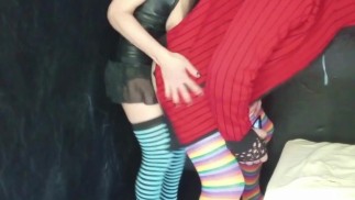 Crossdresser und Brünette, strap-on und Ejakulation am Gesäß