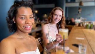 Recogiendo a dos chicas en el bar para un trío al mediodía -FFM- Chloe Foxxe, Ami Bue, HungInLA