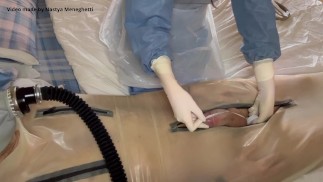 Dokter doet een zeer diep onderzoek van haar patiënt