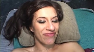 Monica vánek špinavá děvka roztáhne nohy pro ptáka