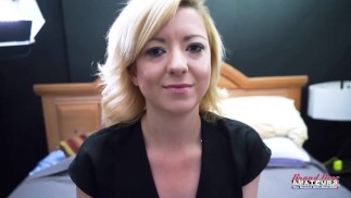 Geile Blonde Schatje Keyton zuigt een lul en kont en krijgt haar poesje geneukt!