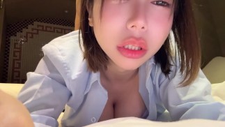 【自撮り】バックで◯される姿を自撮りする変態jk。制服の隙間から揺れる巨乳がエロすぎる