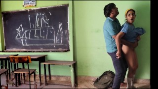 College klasgenoot kwam naar mijn klas kamer om huiswerk te maken