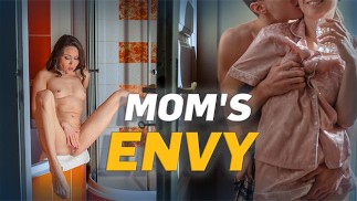 MOMMY4K. Mi sono bagnata e arrapata quando ha portato il suo ragazzo a casa