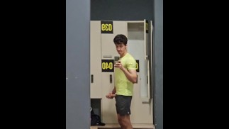 Masturbação pública arriscada no vestiário do ginásio, enorme pau twink sem cortes