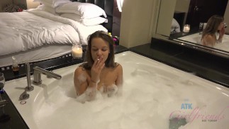 Liza Rowe a l’air adorable et est tellement excitée de te voir