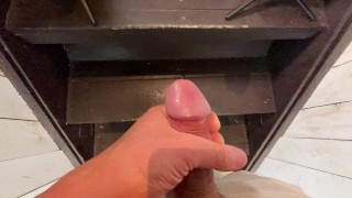 Un Japonais éjacule dans les escaliers. En seulement 90 secondes !
