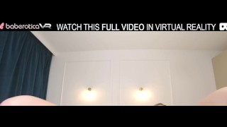 Rubia caliente en solitario Coco muestra su perfección en realidad virtual.