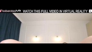 Solo fille blonde chaude Coco montre sa perfection en VR.