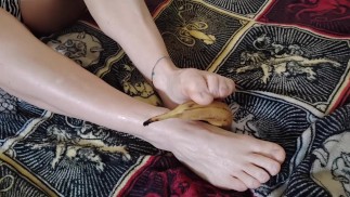 footjob do banana, a potem.... banan jest dla mojej cipki