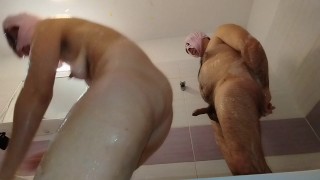 Amateurkoppel neemt een bad, vrouw met harige kut, grote kont, grote tieten.