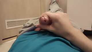 Ночью парень решил подрочить свой хуй в ванной и кончить со сладкой спермой