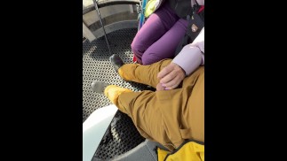 Żona masturbuje i robi loda przyjacielowi na publicznym wyciągu narciarskim