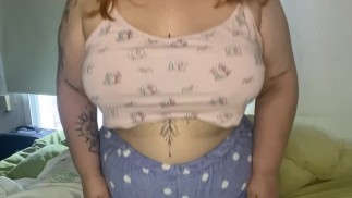 Gordita enseña sus grandes tetas naturales