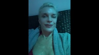Hot milf se masturbe dans un spa chatte publique de près, OnlyFans
