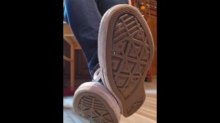 Ti voglio sulle mani e sulle ginocchia, meglio ancora sdraiato a pancia in giù e preparati per il Mio lurido