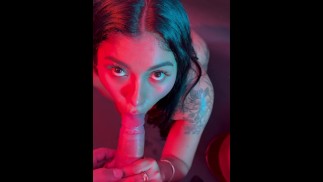 Sesión de fotos se pone caliente, le doy una mamada y termina en mis tetas.
