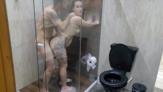 これが義理の兄がトイレで義理の妹にしていること