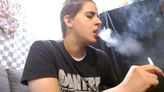 Hot cabelo curto lésbico fumando