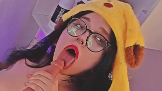 Cappello Pikachu, occhiali e una macchina del sesso - Troia nerd urla mentre è doppiamente imbottita