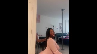 Bunda grande e peitos saltando
