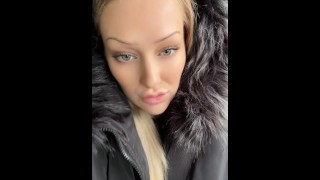 Blonde fumando un cigarrillo en el coche