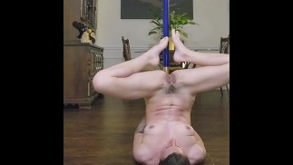 Piss Pole Dance. Pisse dans mon corps. Je pisse sur le visage.