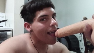 Femboy próbuje wepchnąć im kutasa do gardła.