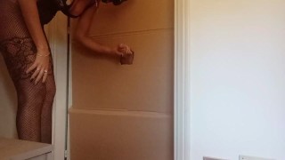 Dans une combinaison en nylon et des talons hauts je suce une bite et la baise dans un gloryhole jusqu’à ce qu’elle jouisse dans ma bouche