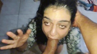 Mi ha pisciato in faccia e gli ho succhiato il cazzo sporco