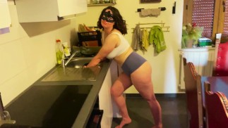 POV housewife appel a l'aide , veux sucer une bite et se prendre une double pénétration