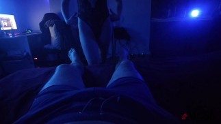 J'ai baisé une bombasse le soir. Et il le lui porta à la bouche.