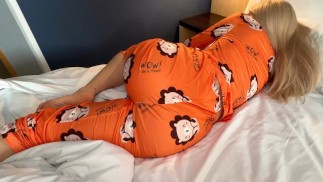 HERMANASTRA, ¿puedo quitarme ese LINDO PIJAMA y FOLLAR TU COÑO?